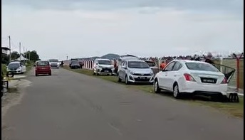 已审(全国版)马来西亚皇家空军(RMAF)今日在交怡岛上空进行演习,吸引民众围观先睹为快。