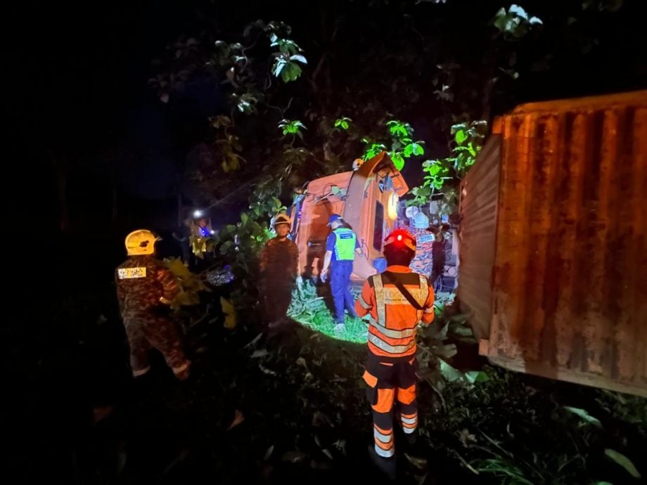 已签发 全国:4车连环撞,一对母女伤重不治 3人伤