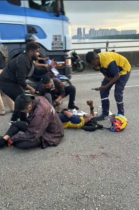 已签发 全国：狮城跑车违法U转撞分界拦，致3摩托车先后撞上碎片 1骑士身亡