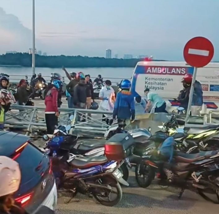 已签发 全国:狮城跑车违法U转撞分界拦,致3摩托车先后撞上碎片 1骑士身亡