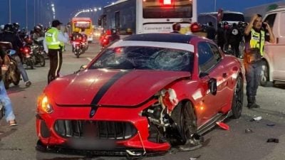 獅城跑車違法U轉撞分界欄 3摩托撞碎片 1騎士亡