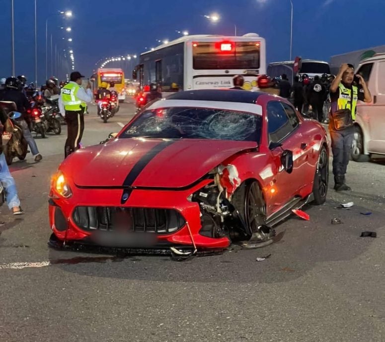 已签发 全国:狮城跑车违法U转撞分界拦,致3摩托车先后撞上碎片 1骑士身亡