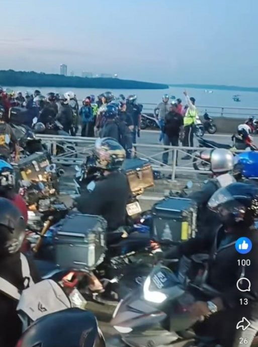 已签发 全国：狮城跑车违法U转撞分界拦，致3摩托车先后撞上碎片 1骑士身亡