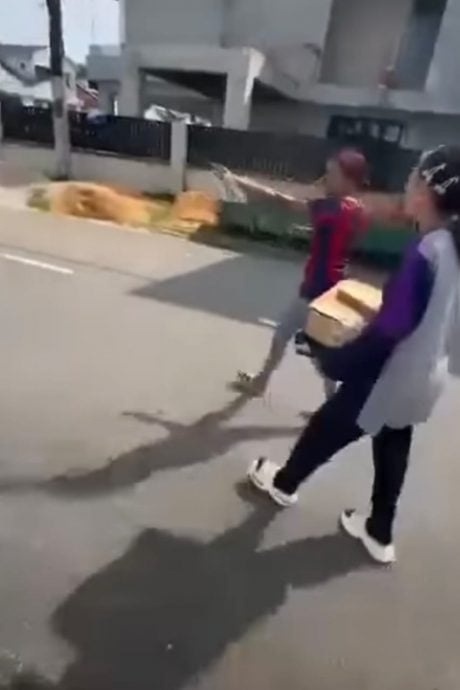 已签发 柔：2少女偷窃包裹遭现场抓包，未免送警查办按址送还包裹