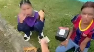 两少女住宅区“搜罗”包裹  遭居民当场抓包
