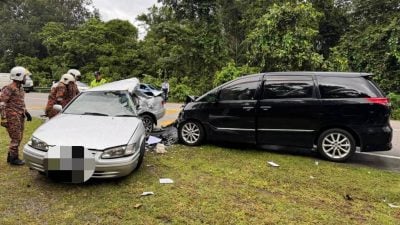 休旅车汽车相撞  男司机困车内当场死亡