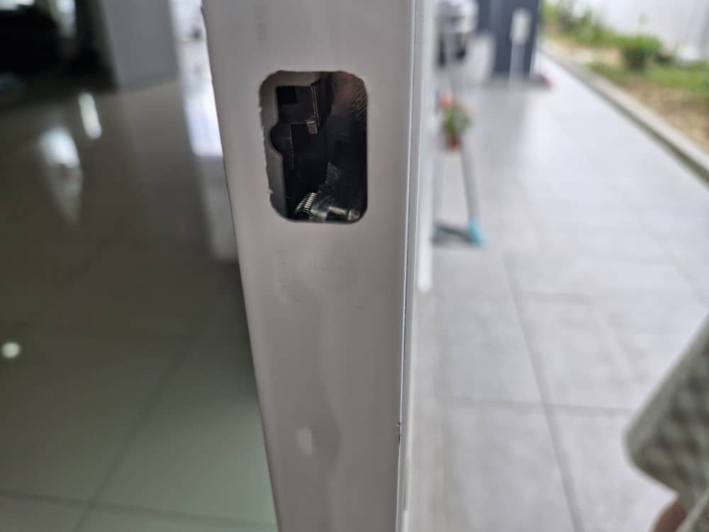 已签发 柔:匪徒持刀潜民宅绑3人 屋主损失数千