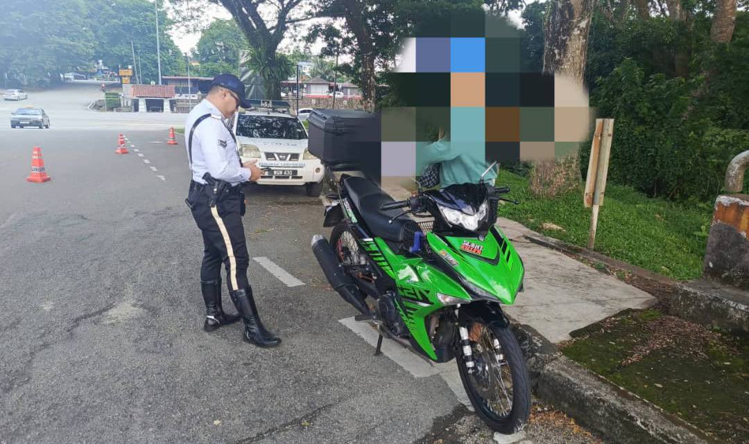 已签发 柔:哥打丁宜交警展开取缔插队行动 提高驾驶者守规意识