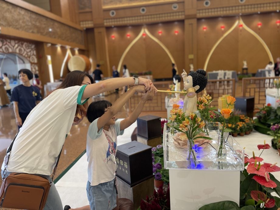 孩子跪奉热茶谢母恩 新马寺母亲节洋溢温情