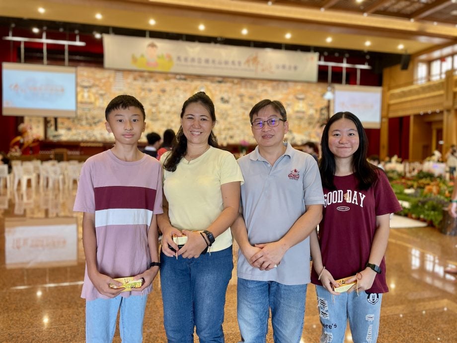 孩子跪奉热茶谢母恩 新马寺母亲节洋溢温情