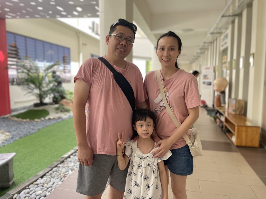 孩子跪奉热茶谢母恩 新马寺母亲节洋溢温情