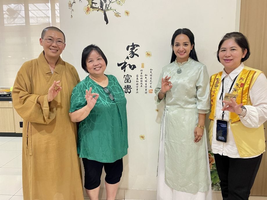 孩子跪奉热茶谢母恩 新马寺母亲节洋溢温情