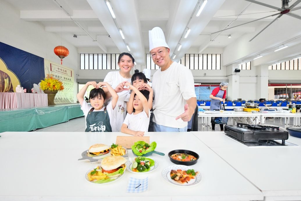 孩子跪奉热茶谢母恩 新马寺母亲节洋溢温情