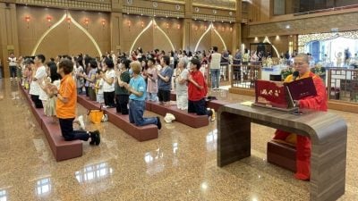 孩子跪奉热茶谢母恩  新马寺母亲节洋溢温情