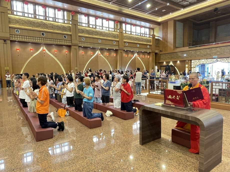 孩子跪奉热茶谢母恩 新马寺母亲节洋溢温情