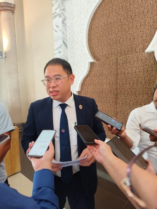 已签发 柔:州议会:柔州议会厅内外 两政党针对MyKiosk课题激烈交锋 已签发 柔:州议会:柔州议会厅内外 两政党针对MyKiosk课题激烈交锋