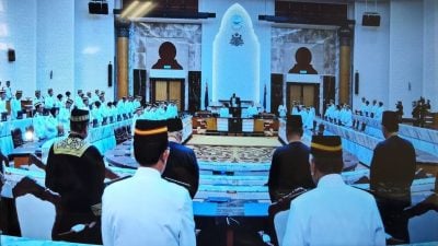 感谢敦阿都拉对大马与柔州发展贡献 柔立法议会全体州议员默哀