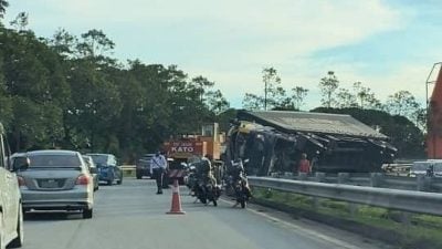 拖格罗里过弯疑失平衡侧翻  司机受伤送院