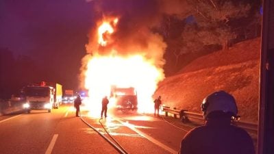 20吨罗里起火   南北大道车龙延伸16公里