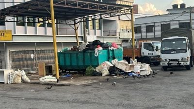 新邦令金公共巴刹垃圾堆积问题严重  郑克胜呼吁业者村民共同监督