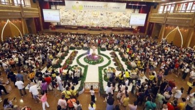 佛光山新马寺大雄宝殿 卫塞节被人流挤爆 佛法走向群众