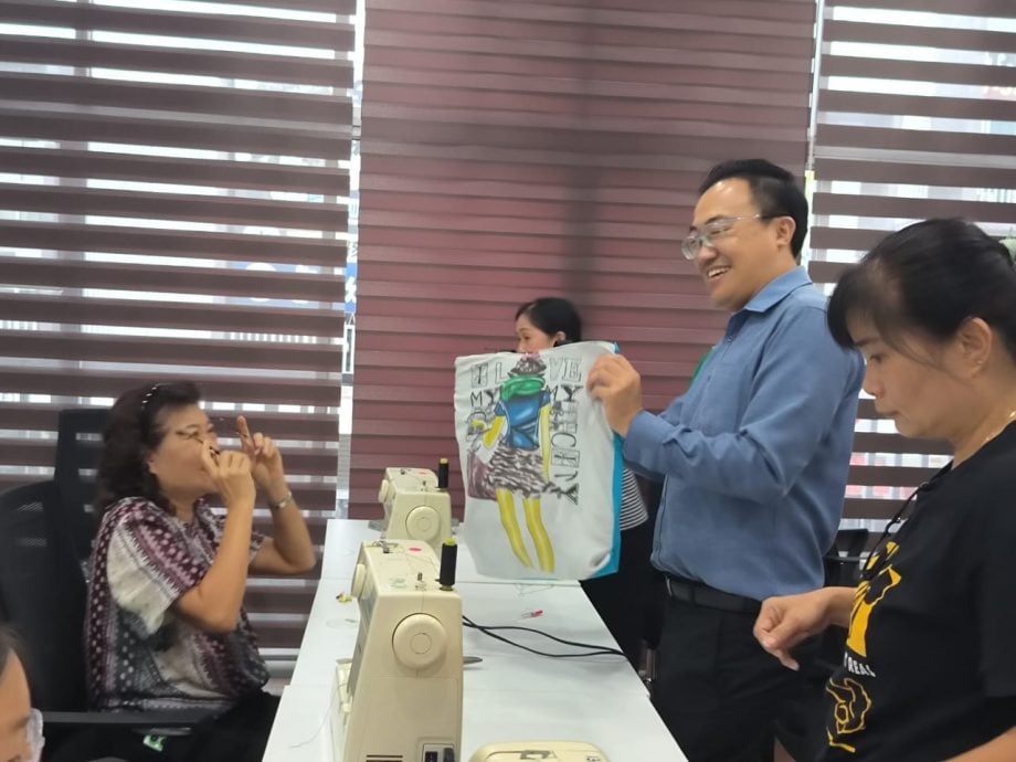 30华巫民众参加“环保缝纫活动”旧衣变废为宝