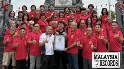 东甲灵显宫新宫28尺赵大天君石雕金身 获大马记录大全颁证