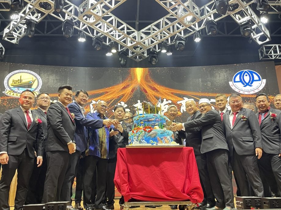 已签发 柔:版头之一:批发业需与时并进 戴华山:改变营销模式势在必行