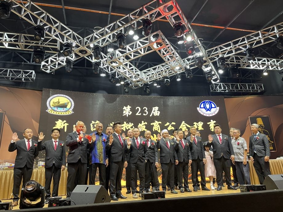 已签发 柔:版头之一:批发业需与时并进 戴华山:改变营销模式势在必行