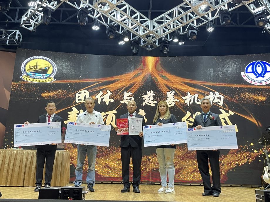 已签发 柔:版头之一:批发业需与时并进 戴华山:改变营销模式势在必行
