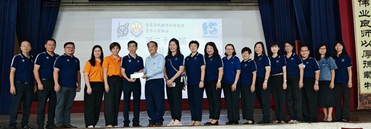 已签发 柔:版头之一:杨福友:华语演讲和笔试比赛检验学生语言表达和书写,也弘扬中华文化