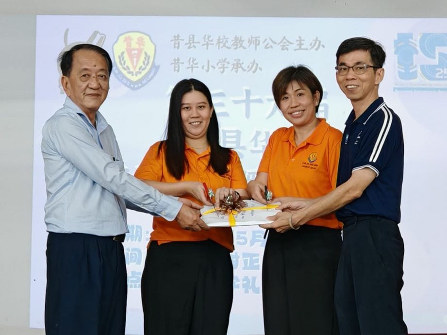 已签发 柔:版头之一:杨福友:华语演讲和笔试比赛检验学生语言表达和书写,也弘扬中华文化
