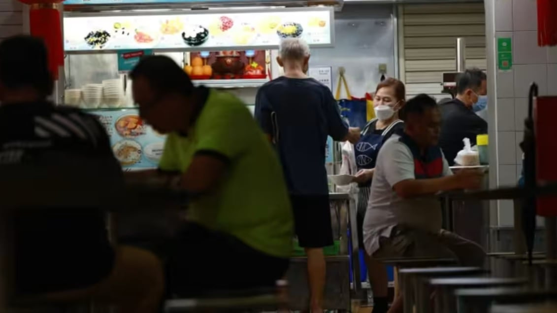 已签发 柔:狮城二三事: 担心摊位租约受影响 狮城摊贩不敢放假和抱病开工