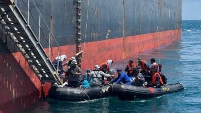 载30印尼人船只海上翻覆　全员获救送返印尼