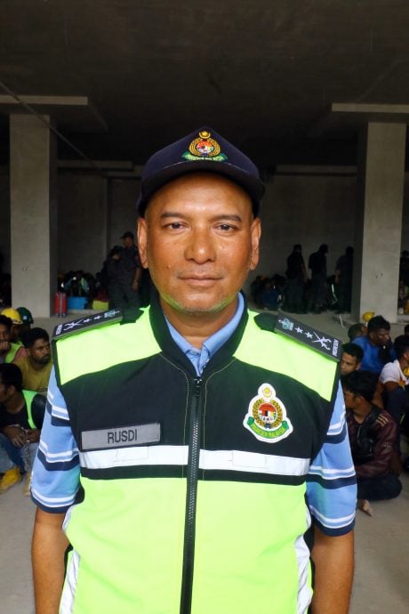 已签发 柔:视频: 移民局突击新山一工地,捕189名非法外劳,一跳河逃骨折送院