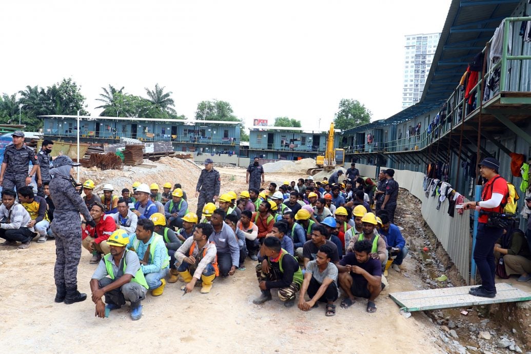 已签发 柔:视频: 移民局突击新山一工地,捕189名非法外劳,一跳河逃骨折送院