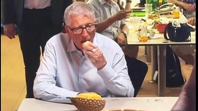 比尔盖茨现身狮城小贩中心   尝遍鸡饭沙爹榴梿