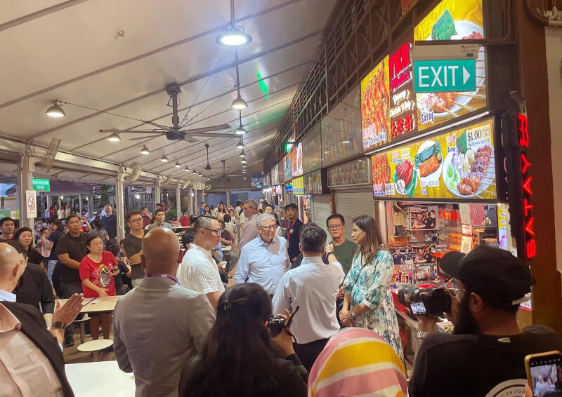 已签发 :全国:比尔盖茨现身狮城小贩中心 尝遍鸡饭沙爹榴梿