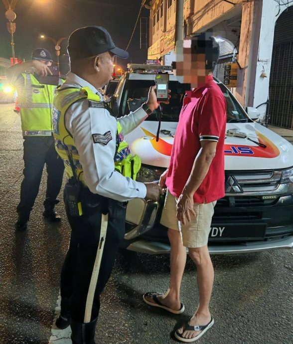 **已签发**柔︰警设路检取缔酒驾,2醉男累积33交通罚单