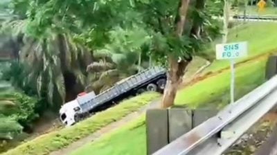 为闪避突然超车  罗里猛撞护栏冲下斜坡