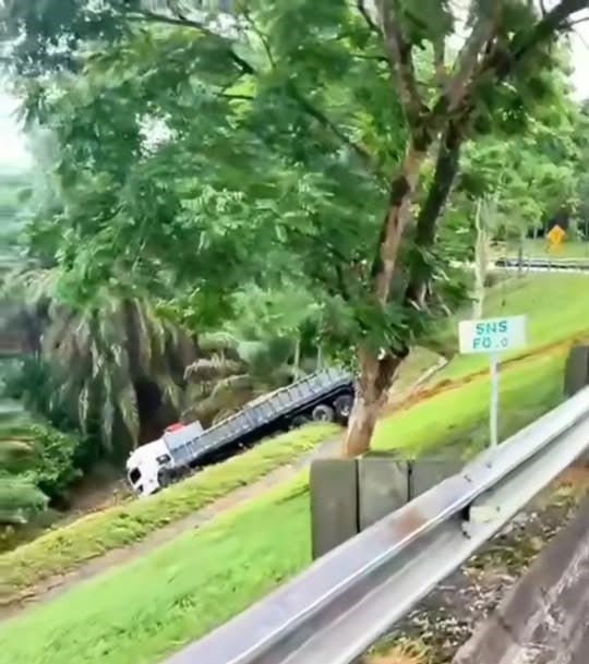 **已签发**柔:为闪避突然超车 罗里猛撞护栏冲下斜坡