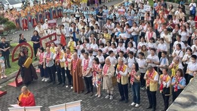 佛光花车夜游 千人8公里相随