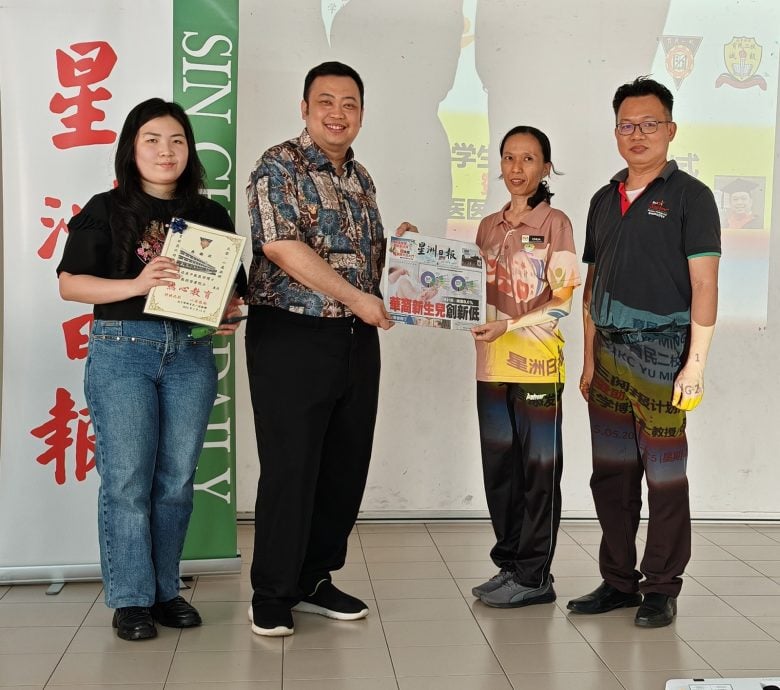 **已签发**柔:头条之一:本报活动:吴添发连续6年支持,赞助北干育民一校二校学生读星洲日报