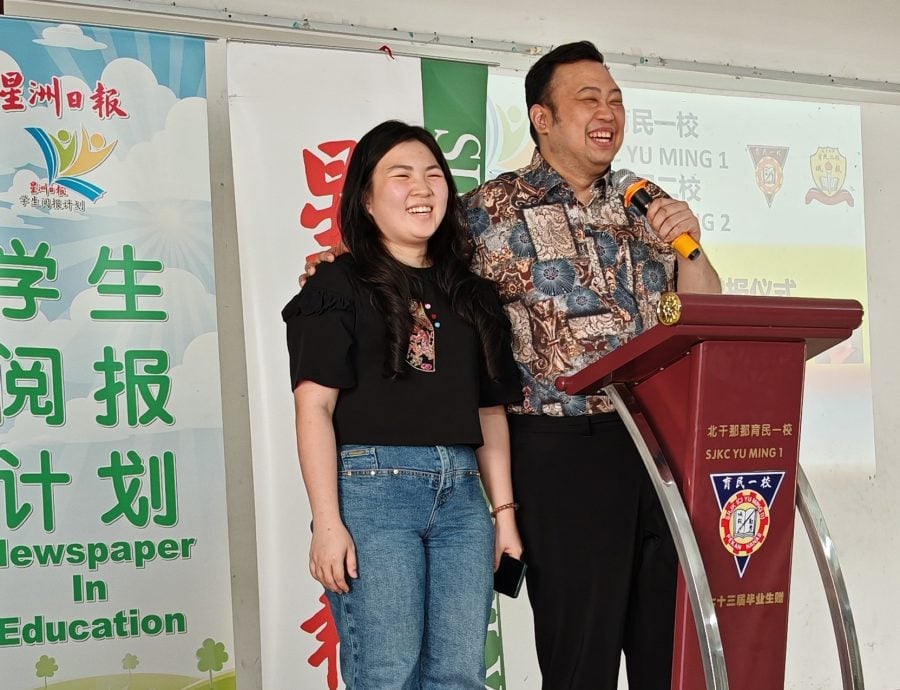 **已签发**柔:头条之一:本报活动:吴添发连续6年支持,赞助北干育民一校二校学生读星洲日报