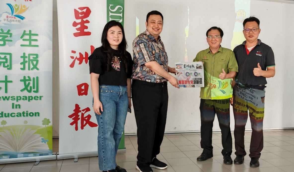 **已签发**柔:头条之一:本报活动:吴添发连续6年支持,赞助北干育民一校二校学生读星洲日报