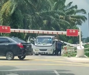 **已签发**柔:头条之一:结束5天“生命”!限高栏频频被撞 才更换几天又倒了