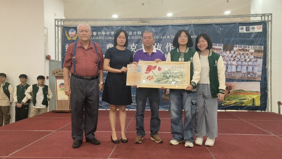 **已签发**柔:头条之一:銮中美设科仿作展开幕 家长到场踊跃支持
