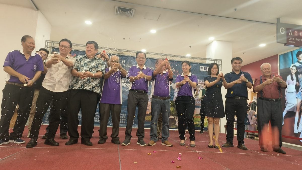 **已签发**柔:头条之一:銮中美设科仿作展开幕 家长到场踊跃支持
