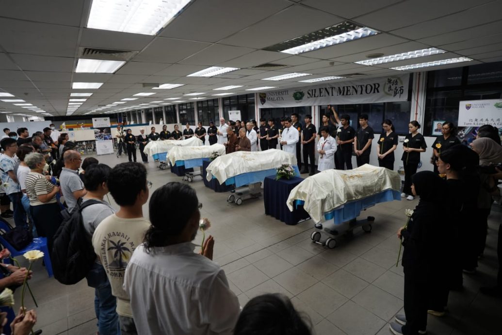 **已签发**柔：封面：无缘入大学却是医学生导师  大体老师陈皓恩的最后一程