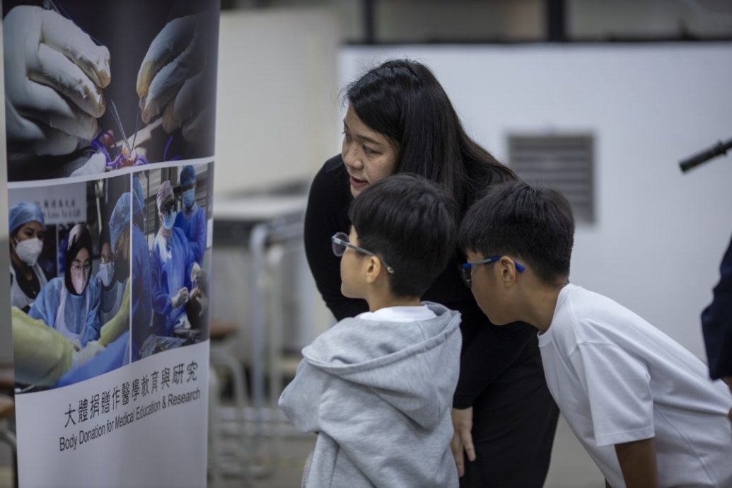**已签发**柔：封面：无缘入大学却是医学生导师  大体老师陈皓恩的最后一程